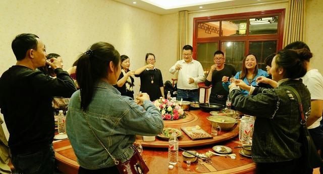 飯局上如何為領(lǐng)導(dǎo)擋酒？